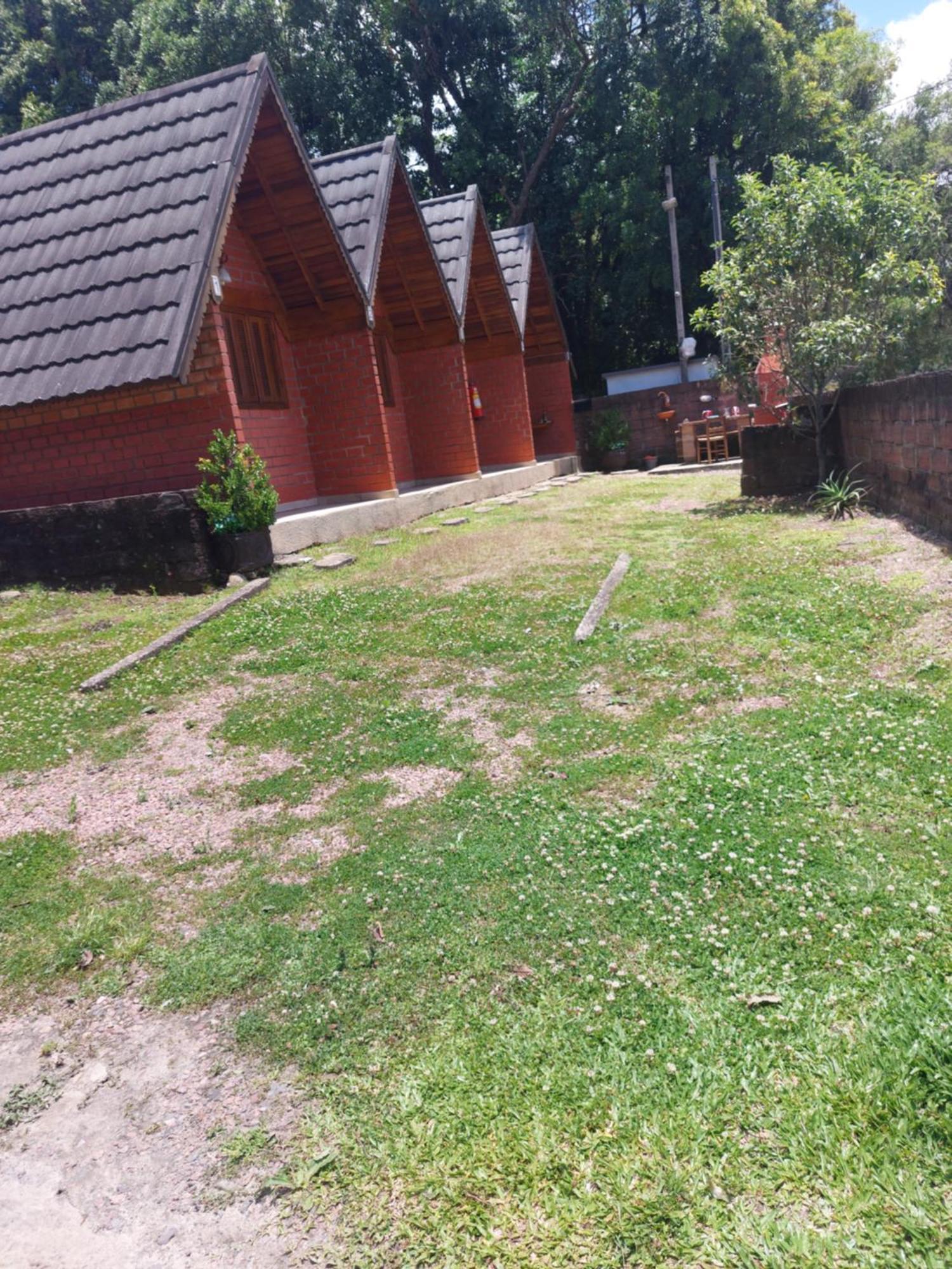 Pequena Pousada Pernottare Estacionamento Frente E Lado Publico Privado Gramado Exterior foto