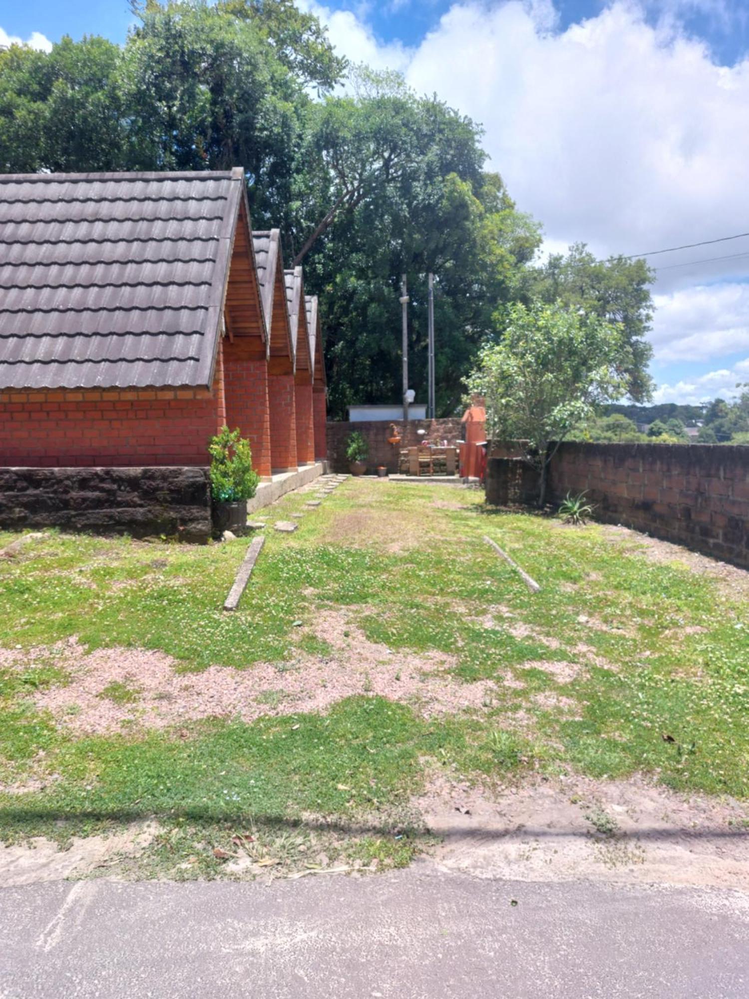 Pequena Pousada Pernottare Estacionamento Frente E Lado Publico Privado Gramado Exterior foto