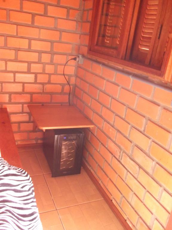 Pequena Pousada Pernottare Estacionamento Frente E Lado Publico Privado Gramado Zimmer foto
